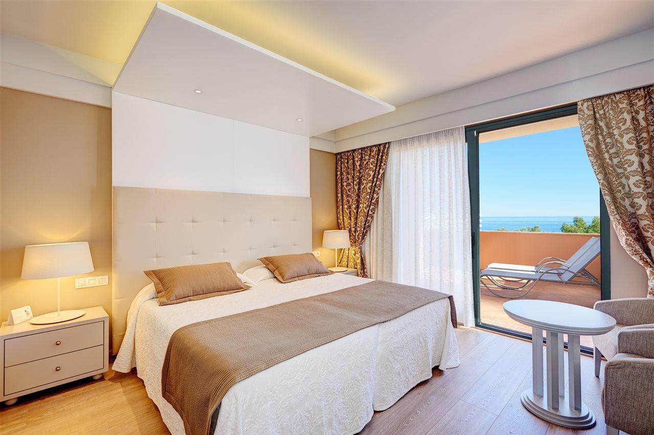 Hipotels Hipocampo Palace & Spa Cala Millor Kültér fotó A room at the hotel