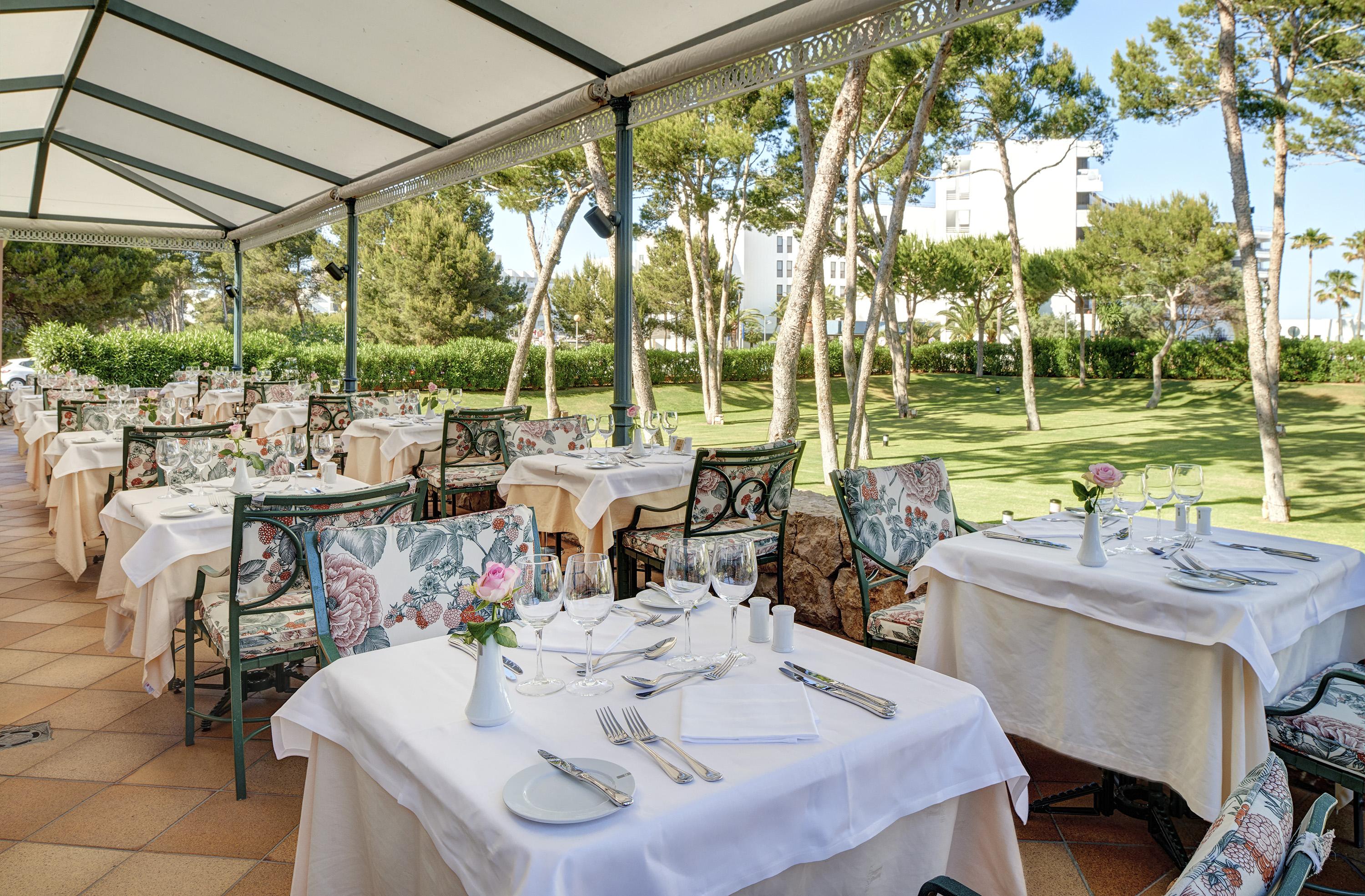 Hipotels Hipocampo Palace & Spa Cala Millor Kültér fotó Restaurant at the hotel