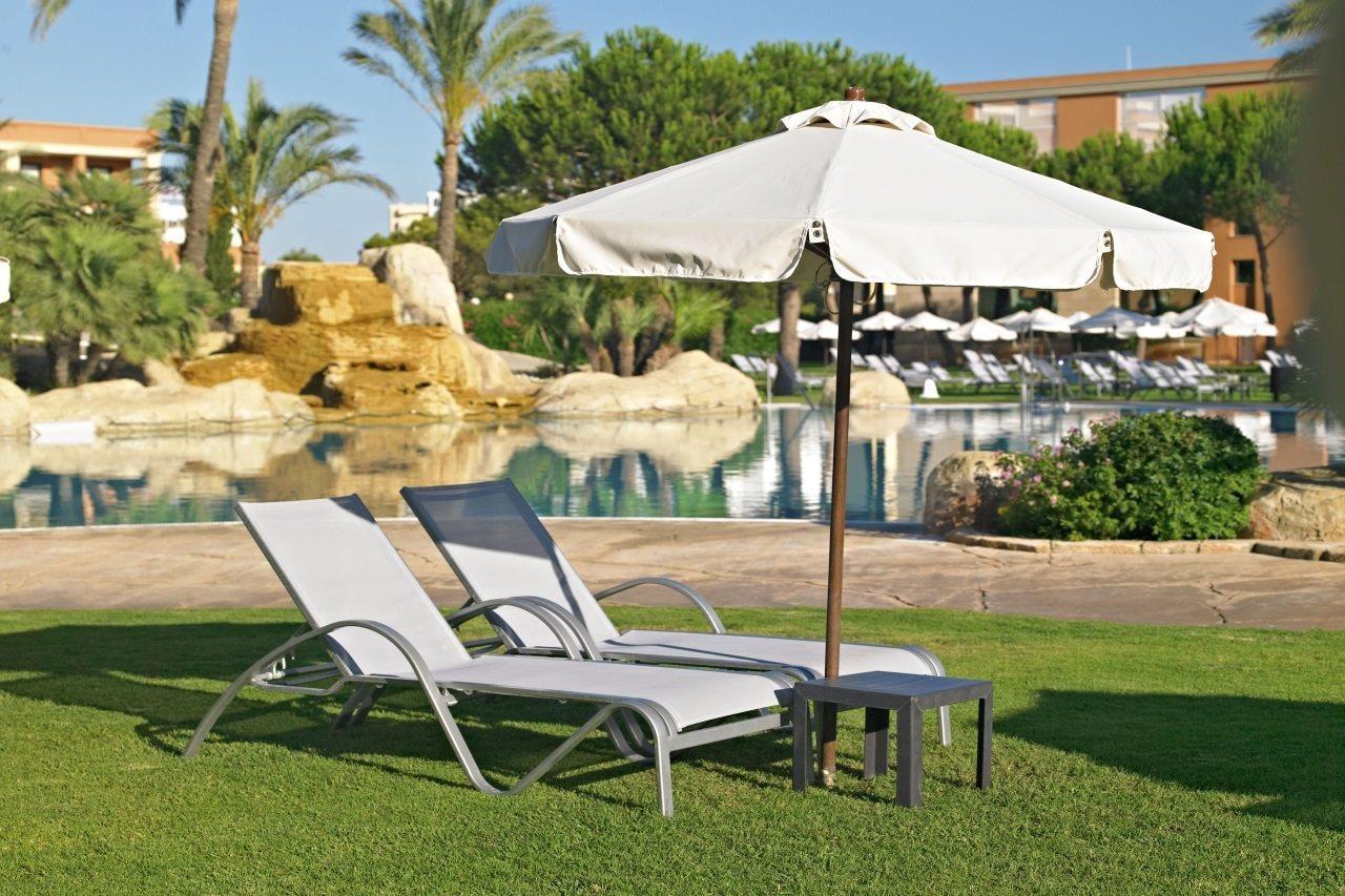 Hipotels Hipocampo Palace & Spa Cala Millor Kültér fotó A patio umbrella
